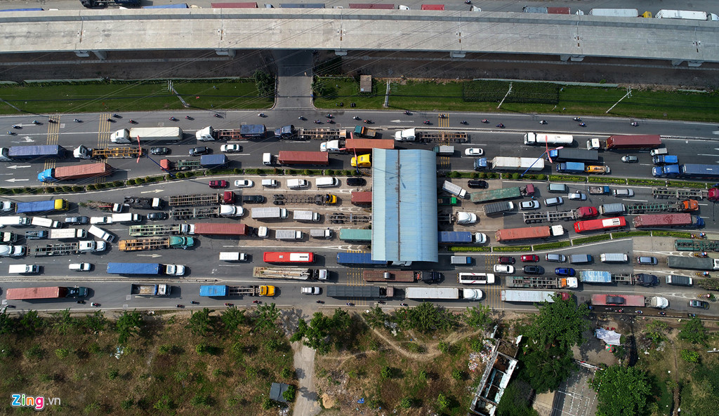 Xe cộ đặc kín trên xa lộ Hà Nội ngày cuối năm